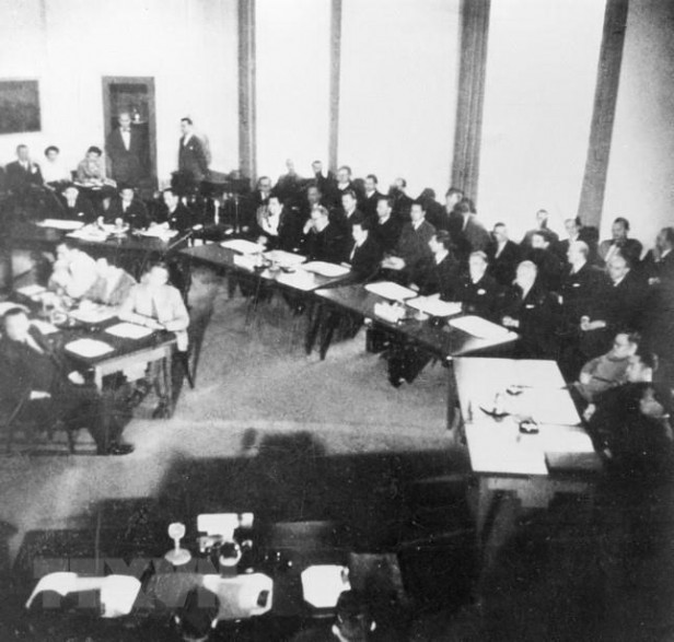 Ngày 8/5/1954, tin về kết quả Chiến dịch Điện Biên Phủ được truyền đến Genève. Sáng sớm 8/5/1954, vấn đề Đông Dương chính thức được đưa lên bàn đàm phán. Trong ảnh: Quang cảnh phiên khai mạc Hội nghị Genève về Đông Dương, ngày 8/5/1954. (Ảnh: Tư liệu TTXVN)
