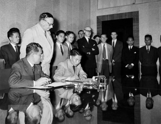 Ngày 20/7/1954, Thứ trưởng Bộ Quốc phòng Tạ Quang Bửu thay mặt Chính phủ và Bộ Tổng tư lệnh Quân đội nhân dân Việt Nam ký Hiệp định đình chiến ở Việt Nam. Ngay sau đó, Hiệp định đình chiến ở Lào và Campuchia cũng được ký kết. (Ảnh: Tư liệu TTXVN)