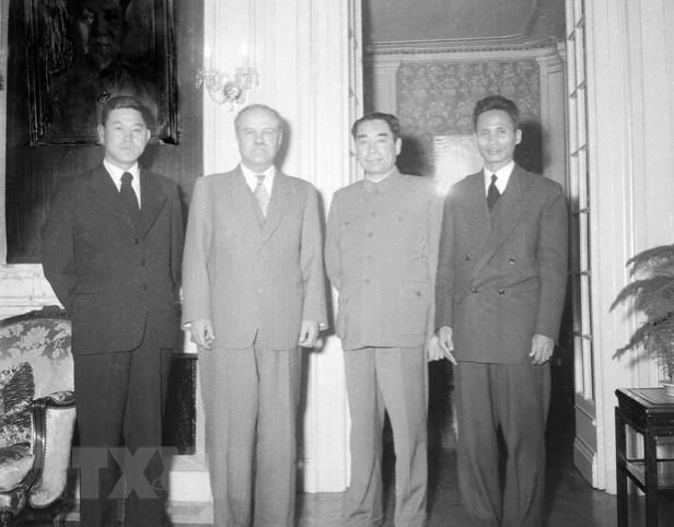 (Từ trái sang phải): Bộ trưởng Ngoại giao Triều Tiên Nam Nhật; Bộ trưởng Ngoại giao Liên Xô Vyacheslav Molotov; Thủ tướng Trung Quốc Chu Ân Lai và Phó Thủ tướng Phạm Văn Đồng, ngày 4/5/1954, tại Hội nghị Genève (Thụy Sỹ) bàn về khôi phục hòa bình tại Triều Tiên và Đông Dương. (Ảnh: Tư liệu TTXVN)