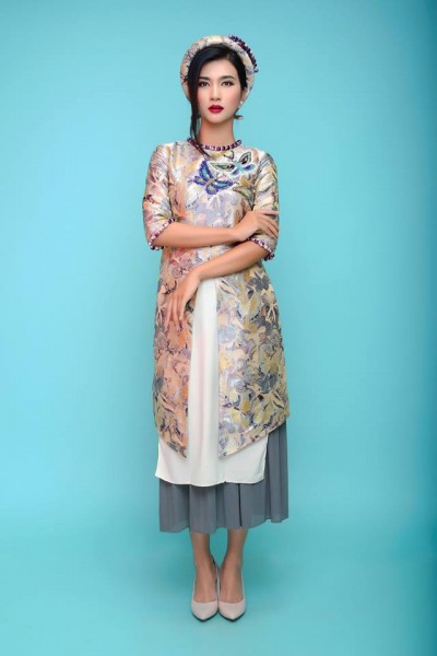 Diễn viên Kim Tuyến diện chiếc áo dài kết hợp với váy xòe xếp pli (giống 'váy đụp') đang 'gây sốt'. Việc kết hợp áo dài với chiếc váy giống váy đụp mà các bà, các cụ vẫn mặc ngày xưa bị nhiều người 