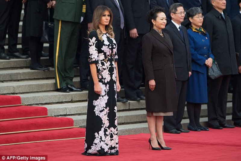 Đệ nhất phu nhân Mỹ Melania Trump gây ấn tượng khi diện chiếc váy thêu hoa đầy chất Á Đông tại lễ đón chính thức ở Trung Quốc với những cành hoa lớn thêu dọc thân, làm tôn dáng vóc thanh lịch của bà. Chiếc váy thêu hoa là một sáng tạo của nhà mốt Ý Dolce&Gabba lấy cảm hứng từ văn hóa Trung Hoa có giá 3.000 USD. 