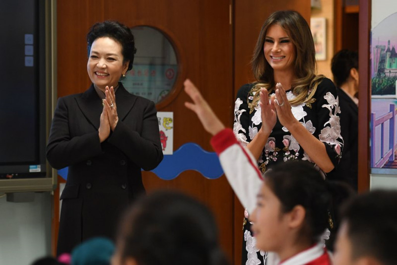 Bà Melania đã diện chiếc váy này đến thăm một trường tiểu học Banchang ở Bắc Kinh cùng bà Bành và tham gia các hoạt động của học sinh tại đây. 