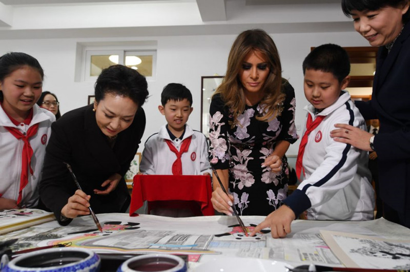 Bà Bành tự tin thể hiện tài vẽ tranh, trong khi đệ nhất phu nhân Mỹ tỏ ra lạ lẫm khi sử dụng bút vẽ và cần trợ giúp từ các bạn học sinh tại trường Banchang. 

