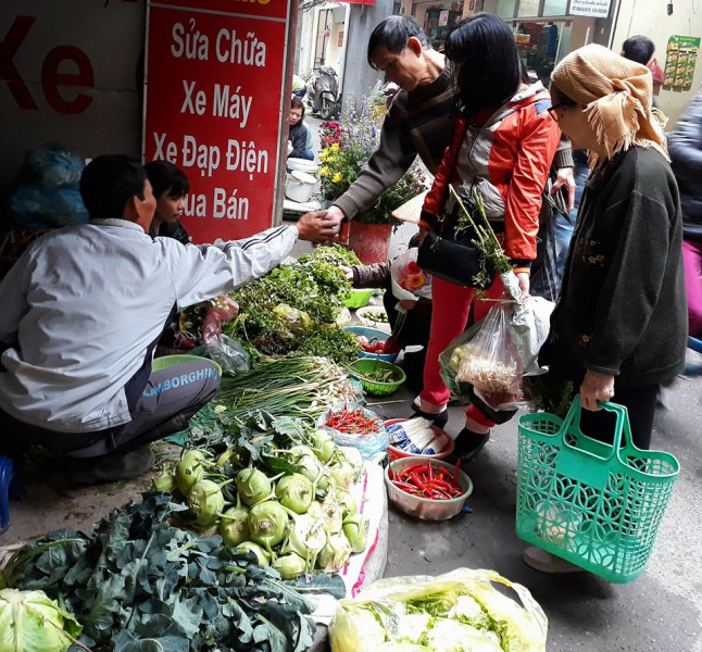 Tại các khu chợ, những hàng bán rau xanh luôn tấp nập người mua để dự trữ cho những ngày Tết. 