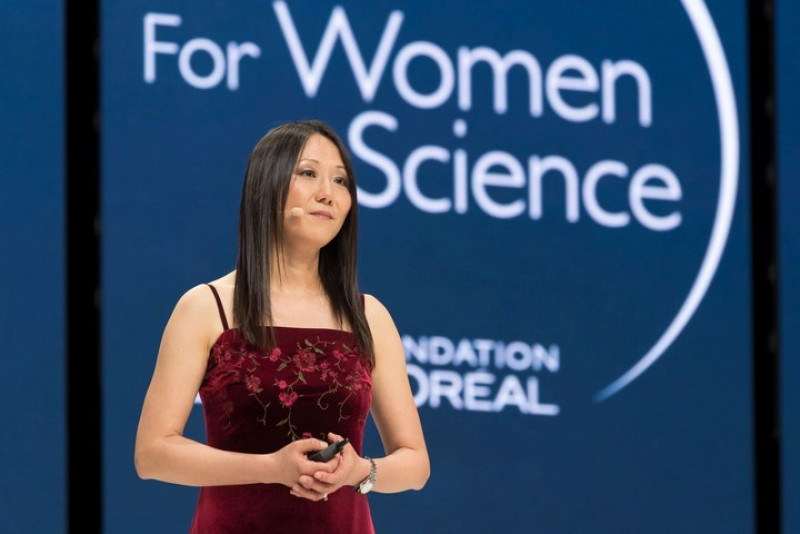 Giải thưởng L'Oréal-UNESCO năm nay còn vinh danh Giáo sư Zhenan Bao đến từ trường Đại học Stanford (Mỹ) với việc phát minh ra một loại da điện tử cho phép khôi phục cảm giác của con người. 

