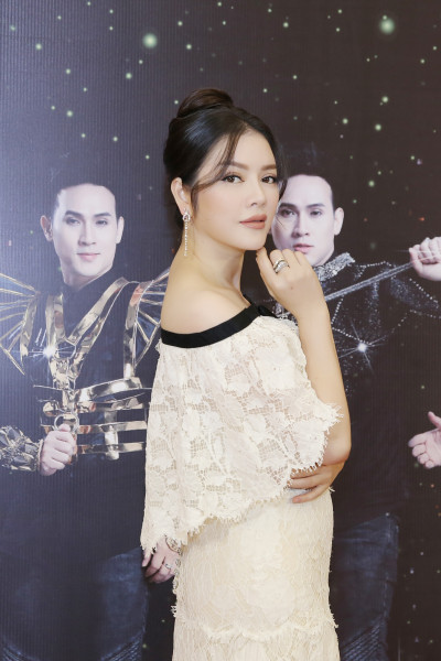Xuất hiện tại đêm tiệc, nữ diễn viên - doanh nhân Lý Nhã Kỳ chọn trang phục váy ren hàng hiệu của Chanel trị giá 100.000 USD (hơn 2 tỉ đồng), từng giúp cô tỏa sáng tại thảm đỏ LHP Cannes 2013. 