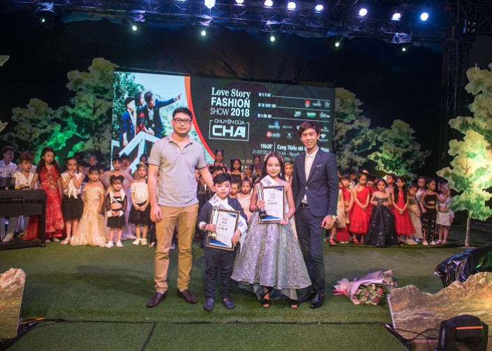 Ông Đặng Hoàng Lâm, Giám đốc Trung tâm Thanh thiếu nhi Vĩnh Phúc và đạo diễn Huy Lio trao giải thưởng cao nhất “Ngôi sao Love Story” cho 2 mẫu nhí Quốc Anh và Bảo Trân.