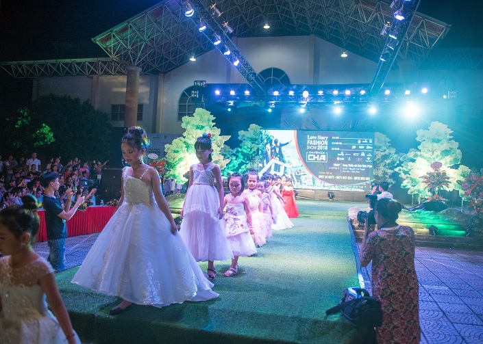 Show diễn được tổ chức tại Cung Thiếu nhi tỉnh Vĩnh Phúc (TP Vĩnh Yên) với không gian rộng lớn và sân khấu hoành tráng.