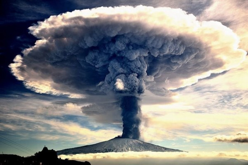 Núi lửa Etna phun trào vào tháng 12/2015.