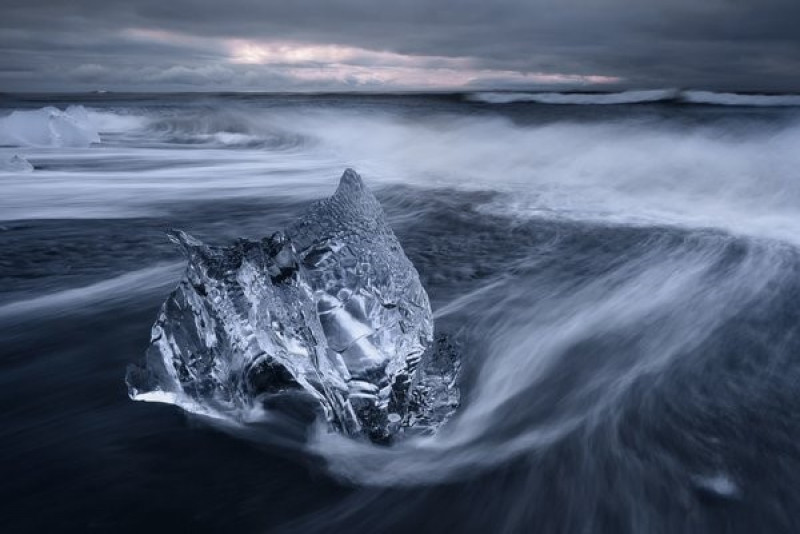 Một tảng băng trôi tại bãi biển Jökulsárlón - Iceland.