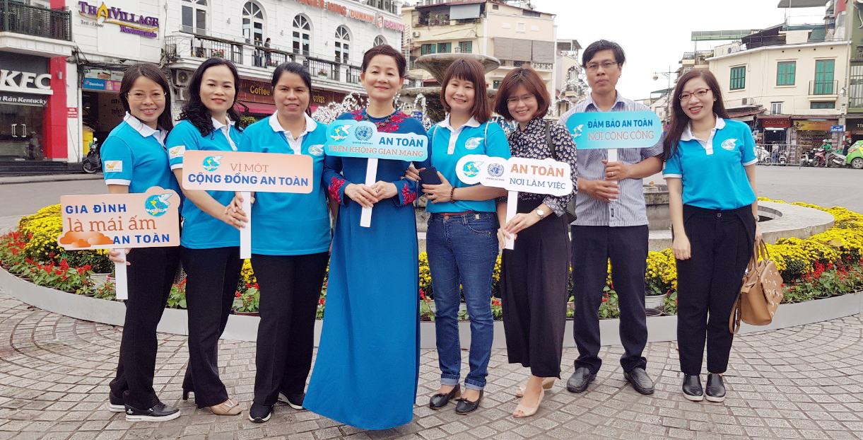 Phó Chủ tịch Hội LHPNVN Trần Thị Hương (thứ 4 từ trái sang) và các đại biểu tại điểm cầu Phố đi bộ Hồ Gươm (Hà Nội)