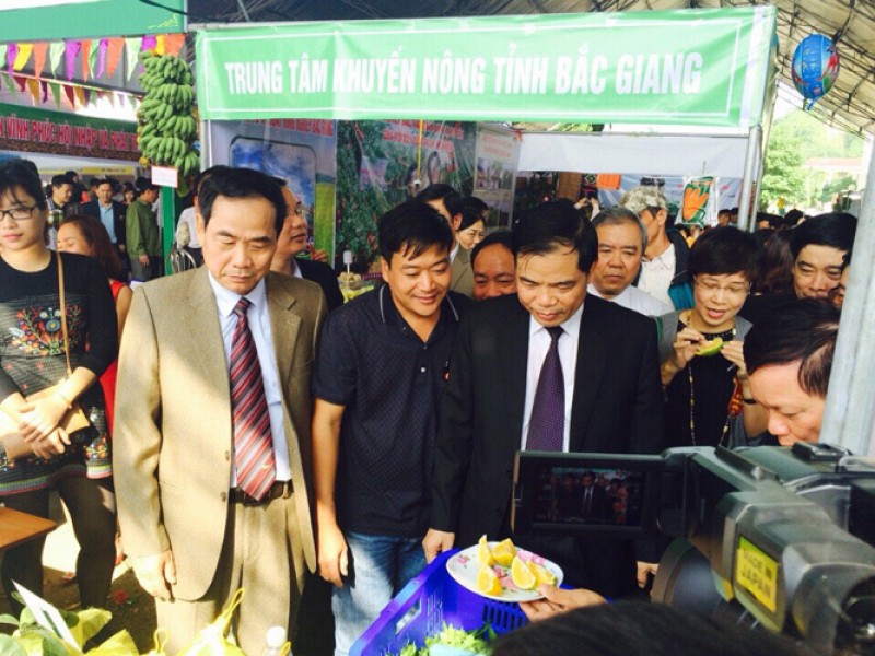 Bộ trưởng Bộ NN&PTNT Nguyễn Xuân Cường (người thứ ba từ trái sang) cũng đến tham dự lễ hội nhằm cổ vũ bà con nông dân trồng cam. 
