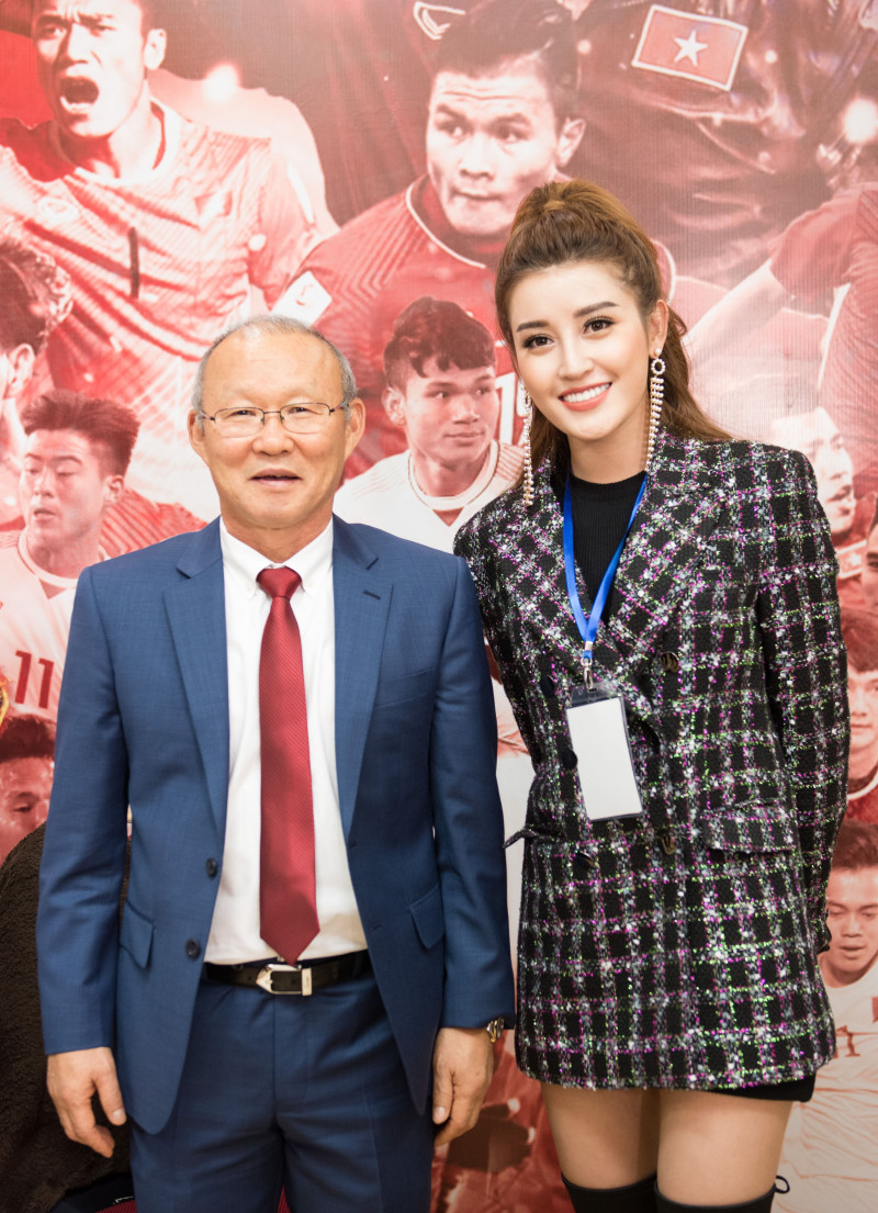 Cô cũng không bỏ lỡ dịp đứng cạnh huấn luyện viên người Hàn Park Hang Seo. 