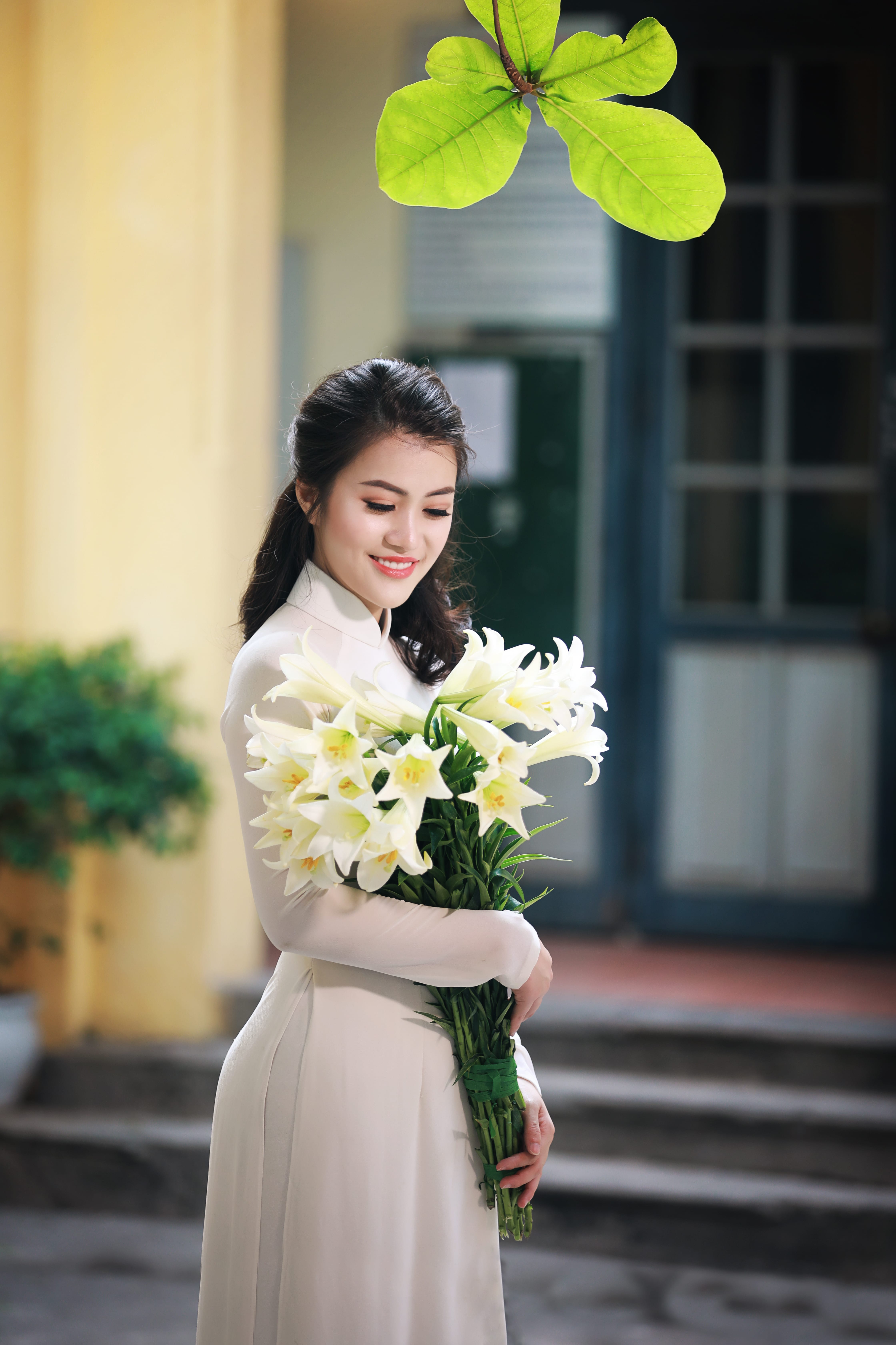 Vẻ đẹp cổ điển của loài hoa tháng tư tôn lên nét thanh lịch cho người phụ nữ Việt. Bà mẹ một con tâm sự: 