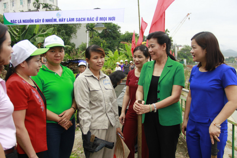 Phó Chủ tịch Hội LHPNVN Nguyễn Thị Tuyết trao đổi, hỏi thăm các hội viên bên lề buổi lễ.