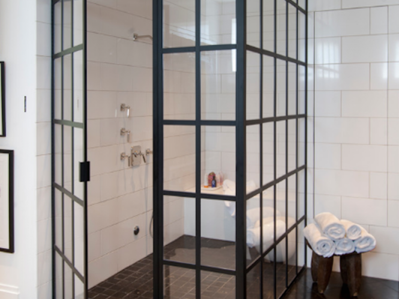 Khung thép đen ốp kính cũng được dự đoán sẽ là xu hướng mới với nhiều mục đích sử dụng, có thể khiến không gian phòng tắm trở nên mới mẻ, bớt nhàm chán hơn
