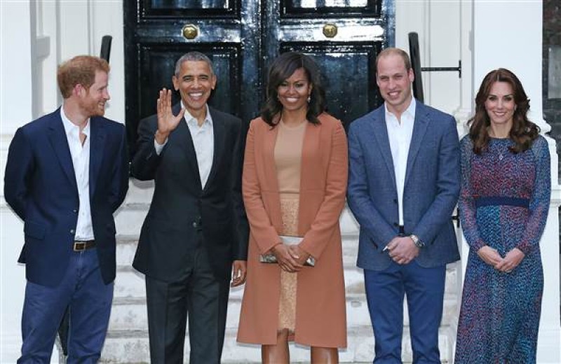 Tổng thống Obama cùng phu nhân Michelle đã ghé thăm cung điện Kensington để tham dự bữa tiệc thân mật cùng Hoàng tử William, công nương Kate Middleton và Hoàng tử Harry. Cùng với hoàng tử Harry, hoàng tử William và công nương Kate đã mở cửa tòa nhà 22 phòng của mình để tiếp đón vợ chồng ông Obama. Vợ chồng ông Obama đến trong màn mưa nhưng nhanh chóng hòa vào không khí thân mật, ấm cúng khi tất cả đàn ông đều không thắt caravat. 