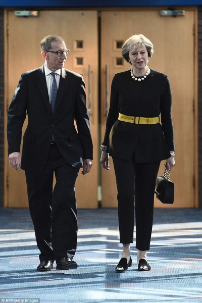 Đôi giày thiết kế với mũi giày kim loại cứng rắn như thể hiện sự quyết tâm của bà Theresa May trong từng bước đi. Nhìn tổng thể, nó kết hợp hoàn hảo với chiếc áo dài thắt đai và chiếc quần đen của bà May.