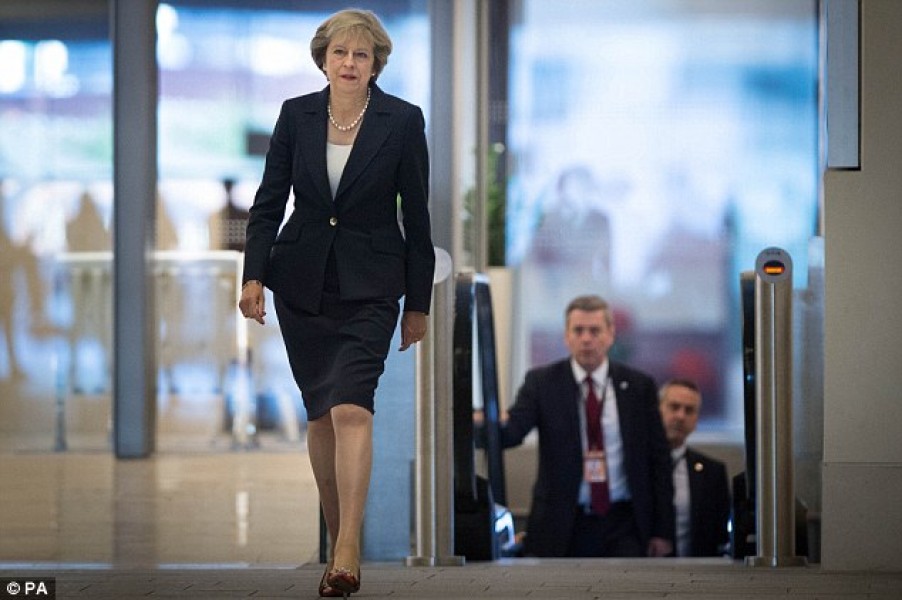 Đây là bộ trang phục thứ hai trong ngày của nữ Thủ tướng, khi bà đến studio của BBC để quay chương trình “The Andrew Marr Show”. 