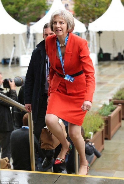 Trong một cuộc phỏng vấn với tạp chí Ascot, tại Windsor, Maidenhead, Anh, Thủ tướng Theresa May đã từng thừa nhận rằng 2 tình yêu lớn của cuộc đời bà là giày dép và chồng. 
