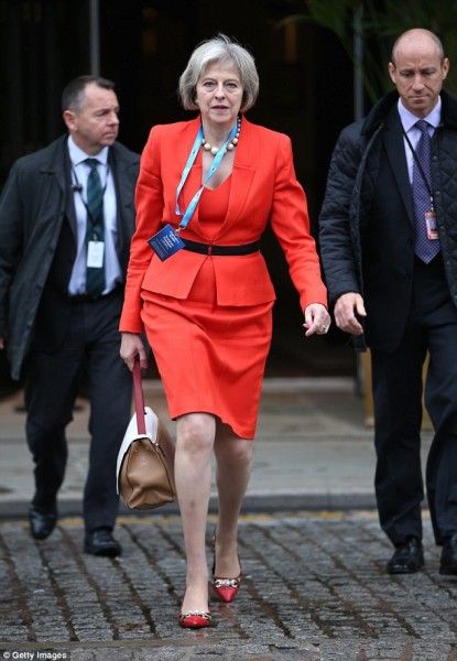 Trong một dịp khác, nữ chính khách xứ sở sương mù diện hẳn cả một cây đồ màu cam đỏ rực rỡ mà siêu mẫu Tyra Banks từng trình diễn cùng một chiếc túi xách màu đỏ, be và trắng.