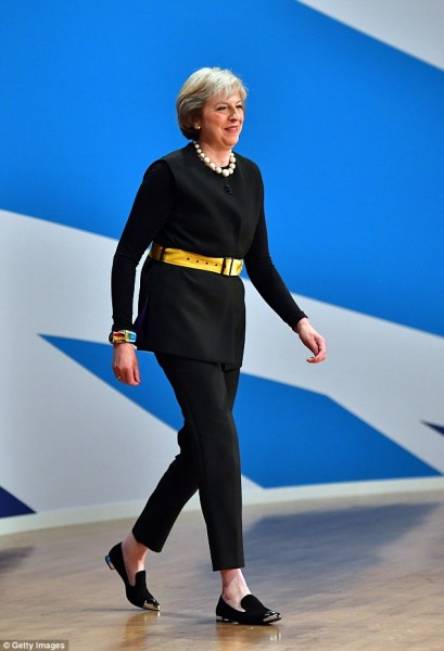 Thủ tướng Anh - bà Theresa May, 60 tuổi chưa bao giờ giấu giếm tình yêu với thời trang. Nhà lãnh đạo Anh luôn biết làm nổi bật bộ trang phục của mình bằng những phụ kiện ấn tượng như một chiếc vòng cổ ngọc trai, thắt lưng và đặc biệt là giày dép. 