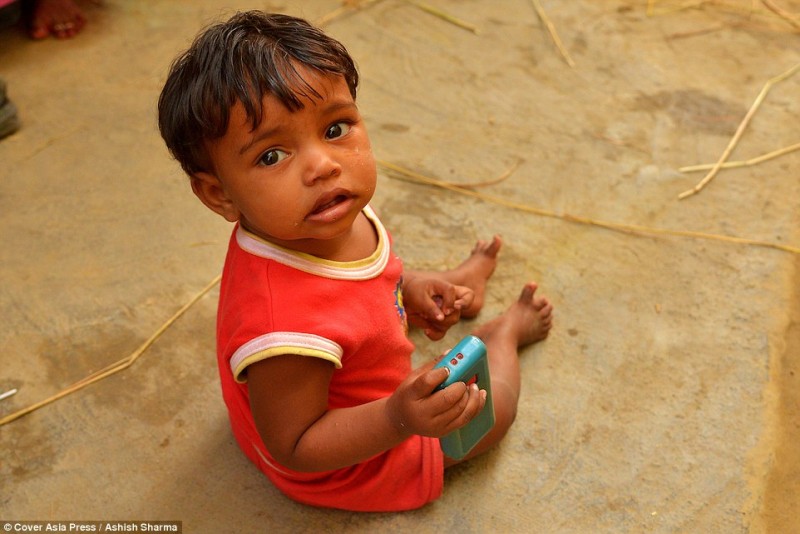 Bé Manisha Choudhary 1 tuổi, hiện là thành viên nhỏ nhất trong gia đình có 12 ngón tay ngón chân.