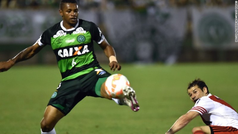 Dener Assuncao Braz (trái) là 1 trong số 19 cầu thủ của đội bóng Chapecoense thiệt mạng trong vụ tai nạn máy bay vừa qua ở Colombia. Amanda và Dener đã bên nhau suốt 7 năm và họ có 1 cậu con trai 2 tuổi. Họ dự định kết hôn sau khi Dener tham dự giải bóng đá khu vực ở Colombia. 