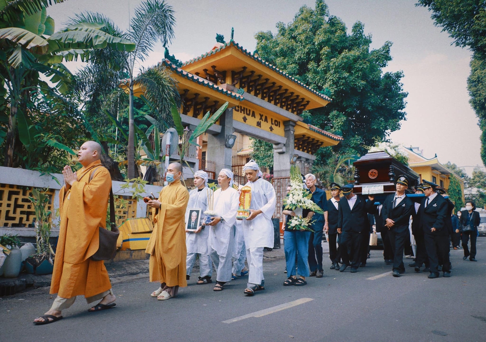 Jun Phạm nghẹn ngào trong lễ tiễn đưa bố - Ảnh 2.