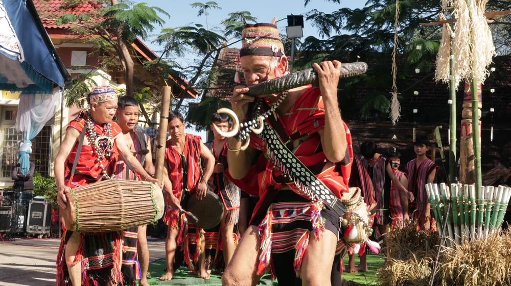 Tiếp nối mạch nguồn, phát huy giá trị văn hóa đồng bào Giẻ Triêng qua Lễ Mừng lúa mới- Ảnh 9. Tiếp nối mạch nguồn, phát huy giá trị văn hóa đồng bào Giẻ Triêng qua Lễ Mừng lúa mới- Ảnh 9.