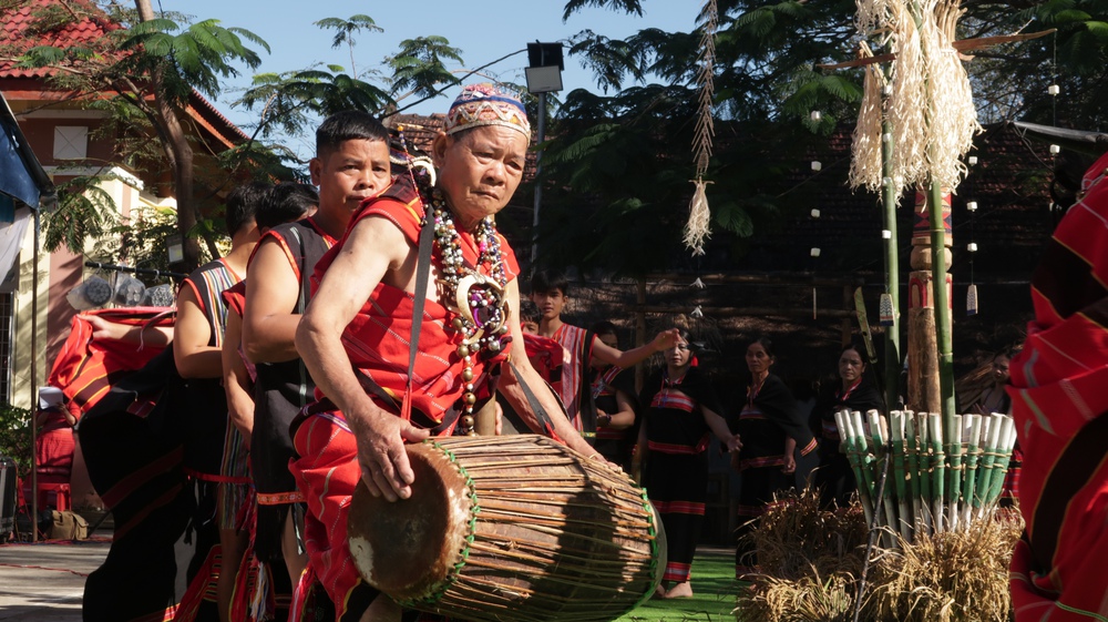 Tiếp nối mạch nguồn, phát huy giá trị văn hóa đồng bào Giẻ Triêng qua Lễ Mừng lúa mới- Ảnh 10. Tiếp nối mạch nguồn, phát huy giá trị văn hóa đồng bào Giẻ Triêng qua Lễ Mừng lúa mới- Ảnh 10.