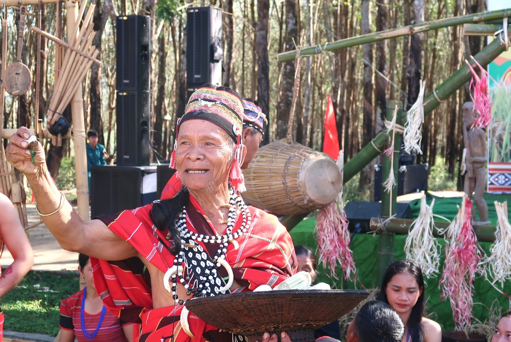 Tiếp nối mạch nguồn, phát huy giá trị văn hóa đồng bào Giẻ Triêng qua Lễ Mừng lúa mới- Ảnh 7. Tiếp nối mạch nguồn, phát huy giá trị văn hóa đồng bào Giẻ Triêng qua Lễ Mừng lúa mới- Ảnh 7.