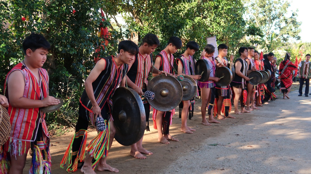 Tiếp nối mạch nguồn, phát huy giá trị văn hóa đồng bào Giẻ Triêng qua Lễ Mừng lúa mới- Ảnh 11. Tiếp nối mạch nguồn, phát huy giá trị văn hóa đồng bào Giẻ Triêng qua Lễ Mừng lúa mới- Ảnh 11.
