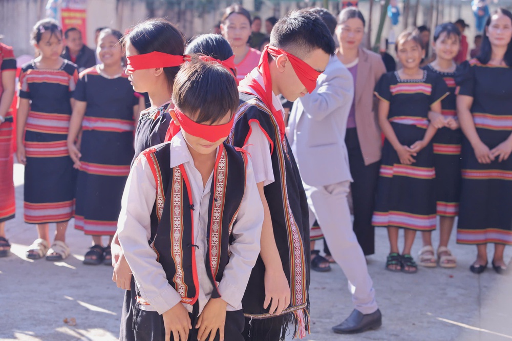 Tiếp nối mạch nguồn, phát huy giá trị văn hóa đồng bào Giẻ Triêng qua Lễ Mừng lúa mới- Ảnh 15. Tiếp nối mạch nguồn, phát huy giá trị văn hóa đồng bào Giẻ Triêng qua Lễ Mừng lúa mới- Ảnh 15.