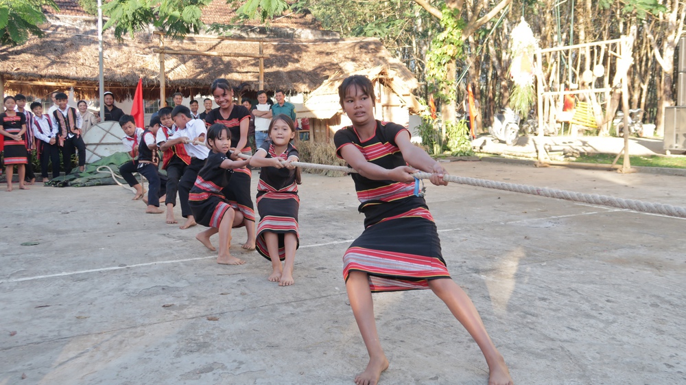 Tiếp nối mạch nguồn, phát huy giá trị văn hóa đồng bào Giẻ Triêng qua Lễ Mừng lúa mới- Ảnh 19. Tiếp nối mạch nguồn, phát huy giá trị văn hóa đồng bào Giẻ Triêng qua Lễ Mừng lúa mới- Ảnh 19.