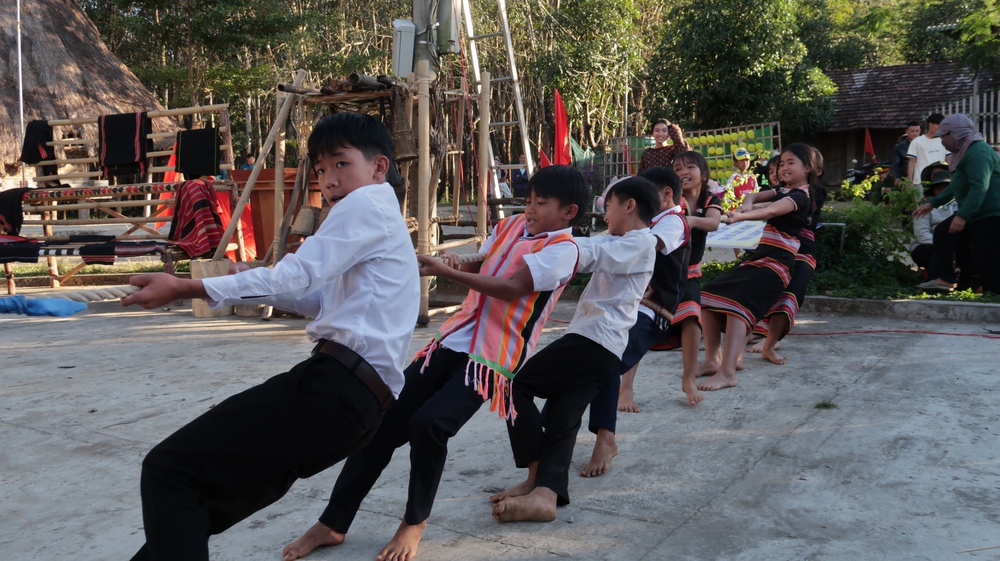 Tiếp nối mạch nguồn, phát huy giá trị văn hóa đồng bào Giẻ Triêng qua Lễ Mừng lúa mới- Ảnh 20. Tiếp nối mạch nguồn, phát huy giá trị văn hóa đồng bào Giẻ Triêng qua Lễ Mừng lúa mới- Ảnh 20.