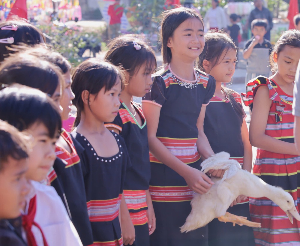 Tiếp nối mạch nguồn, phát huy giá trị văn hóa đồng bào Giẻ Triêng qua Lễ Mừng lúa mới- Ảnh 14. Tiếp nối mạch nguồn, phát huy giá trị văn hóa đồng bào Giẻ Triêng qua Lễ Mừng lúa mới- Ảnh 14.