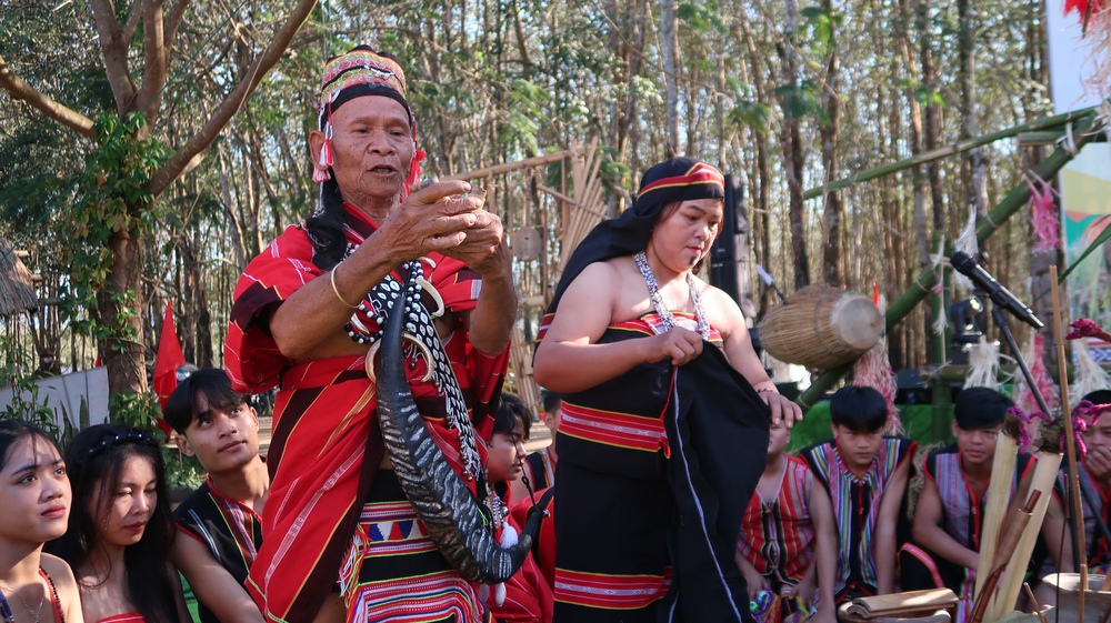 Tiếp nối mạch nguồn, phát huy giá trị văn hóa đồng bào Giẻ Triêng qua Lễ Mừng lúa mới- Ảnh 4. Tiếp nối mạch nguồn, phát huy giá trị văn hóa đồng bào Giẻ Triêng qua Lễ Mừng lúa mới- Ảnh 4.