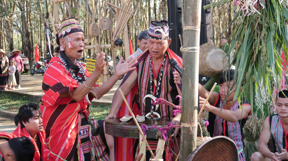 Tiếp nối mạch nguồn, phát huy giá trị văn hóa đồng bào Giẻ Triêng qua Lễ Mừng lúa mới- Ảnh 5. Tiếp nối mạch nguồn, phát huy giá trị văn hóa đồng bào Giẻ Triêng qua Lễ Mừng lúa mới- Ảnh 5.