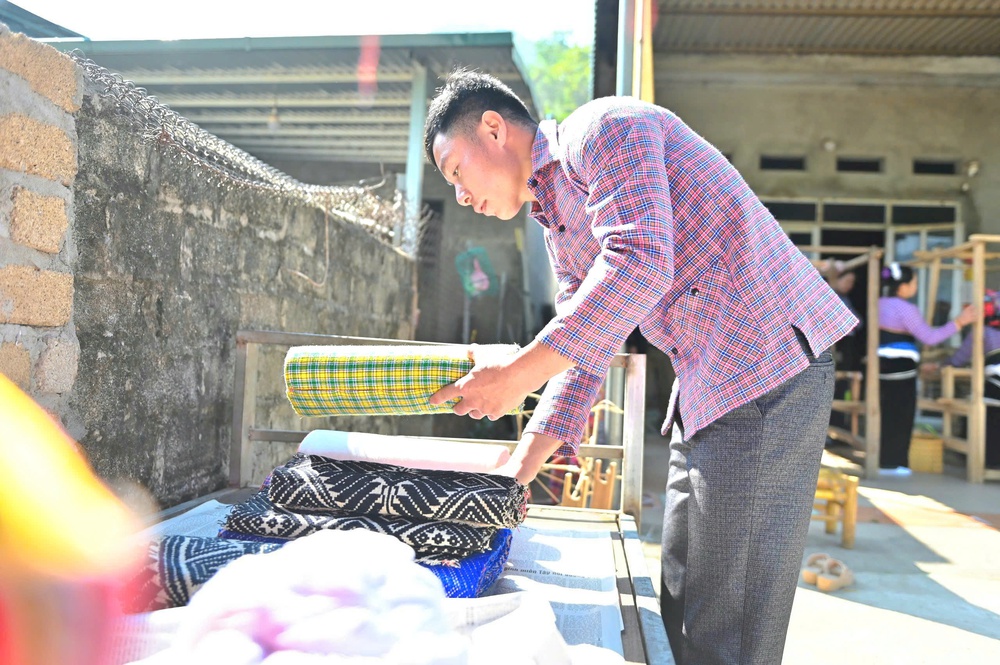 Phụ nữ miền núi trên "cao tốc số": Cuộc cách mạng từ những ngón tay thô ráp- Ảnh 2.