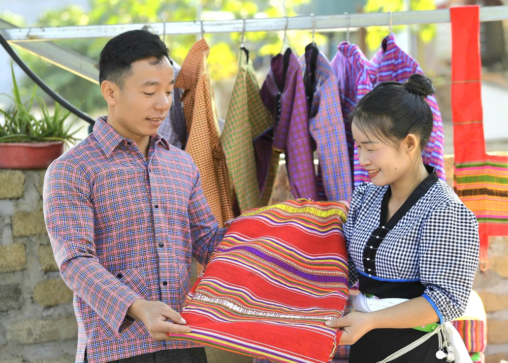 Phụ nữ miền núi trên "cao tốc số": Cuộc cách mạng từ những ngón tay thô ráp- Ảnh 3.