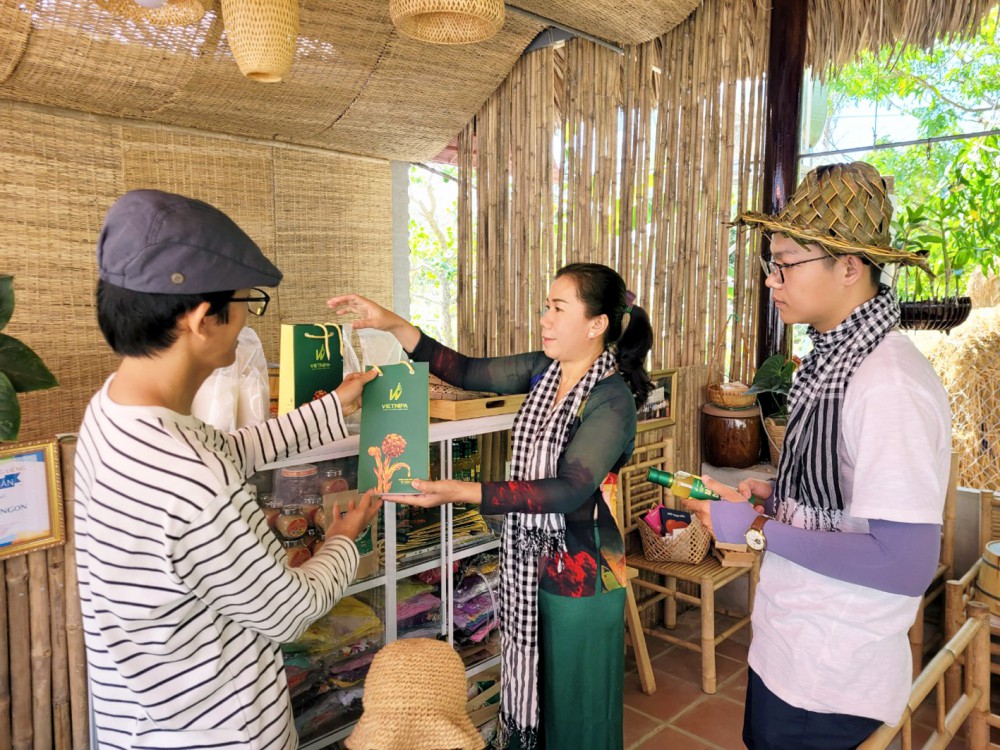 Nữ thủ lĩnh hồi sinh nghề muối truyền thống bằng du lịch cộng đồng- Ảnh 3.