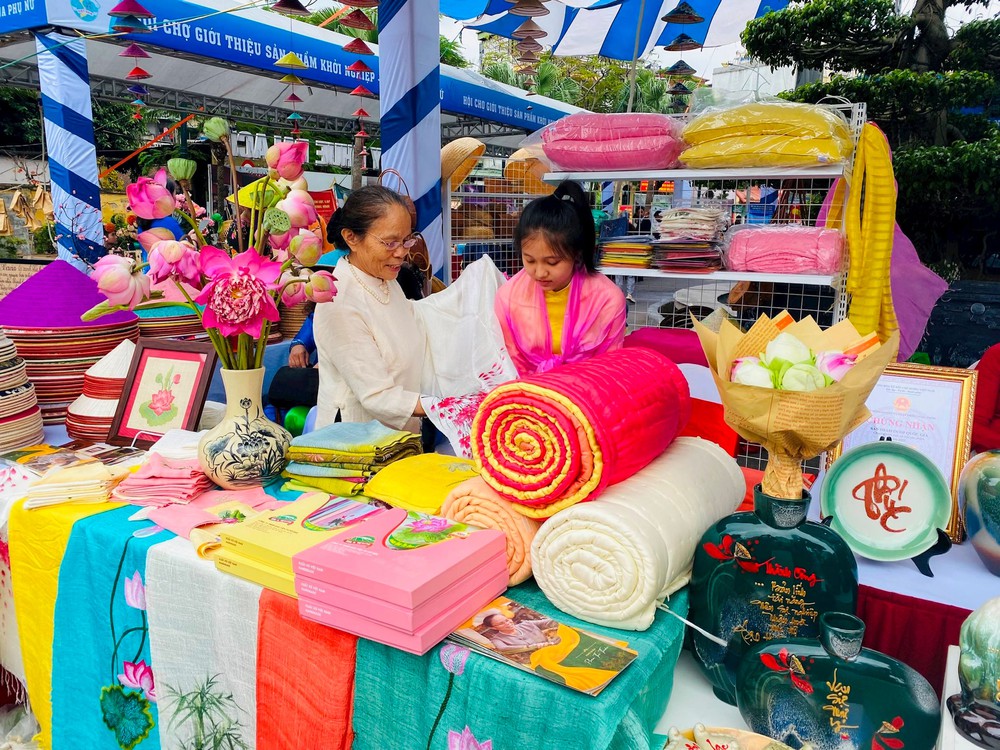 Phụ nữ tóc bạc khởi nghiệp bằng kinh nghiệm và tạo giá trị kinh tế - Ảnh 2.