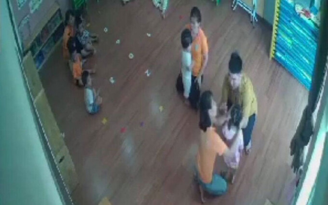 Lào Cai: Phẫn nộ phụ huynh xông vào lớp đánh trẻ 2 tuổi ngã dúi dụi