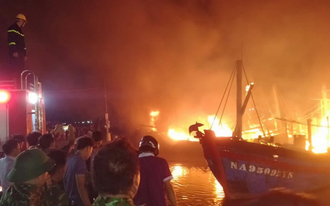 Nghệ An: 5 tàu cá của ngư dân tại cảng Lạch Quèn cháy dữ dội trong đêm