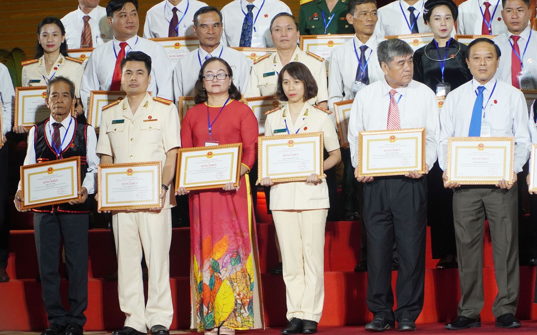 Nhận bằng khen ở Thủ đô, nữ đại úy công an trào nước mắt khi nghĩ về lũ lụt tại quê nhà