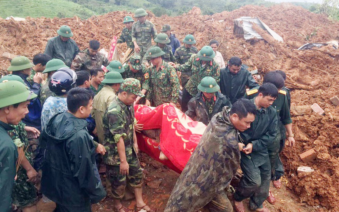 Tìm thấy 12 thi thể trong vụ sạt lở ở Quảng Trị: Xới từng mét đất tìm 10 nạn nhân còn lại