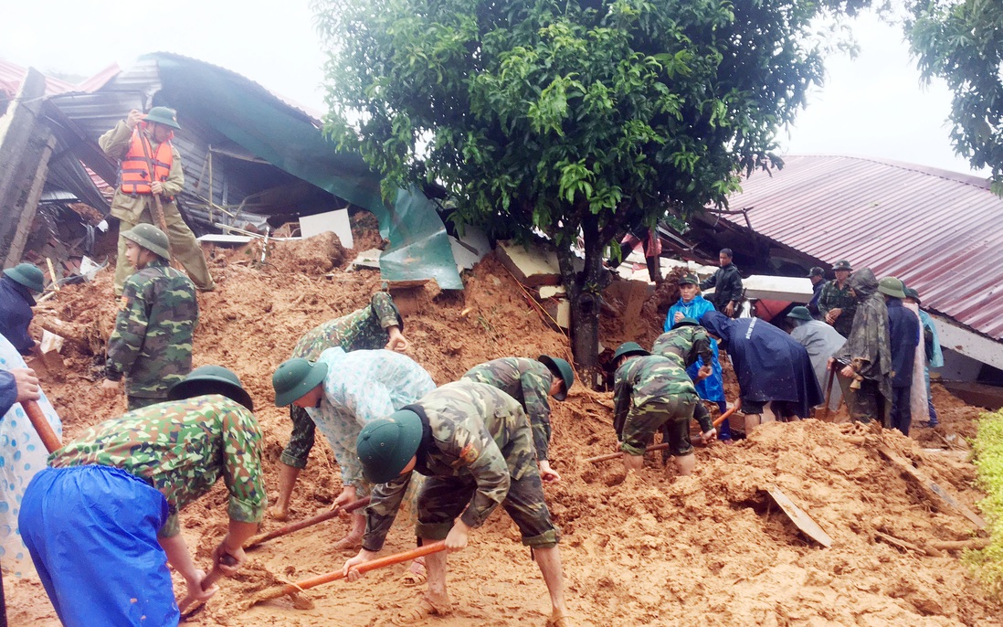 Sạt lở đất khiến 22 chiến sĩ bị vùi lấp ở Quảng Trị: Tìm thấy thi thể 2 nạn nhân