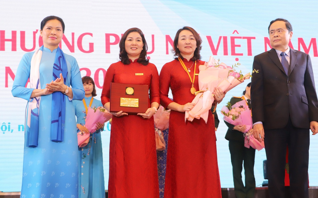 Tập thể Hội LHPN tỉnh Bắc Ninh nhận Giải thưởng Phụ nữ Việt Nam 2020