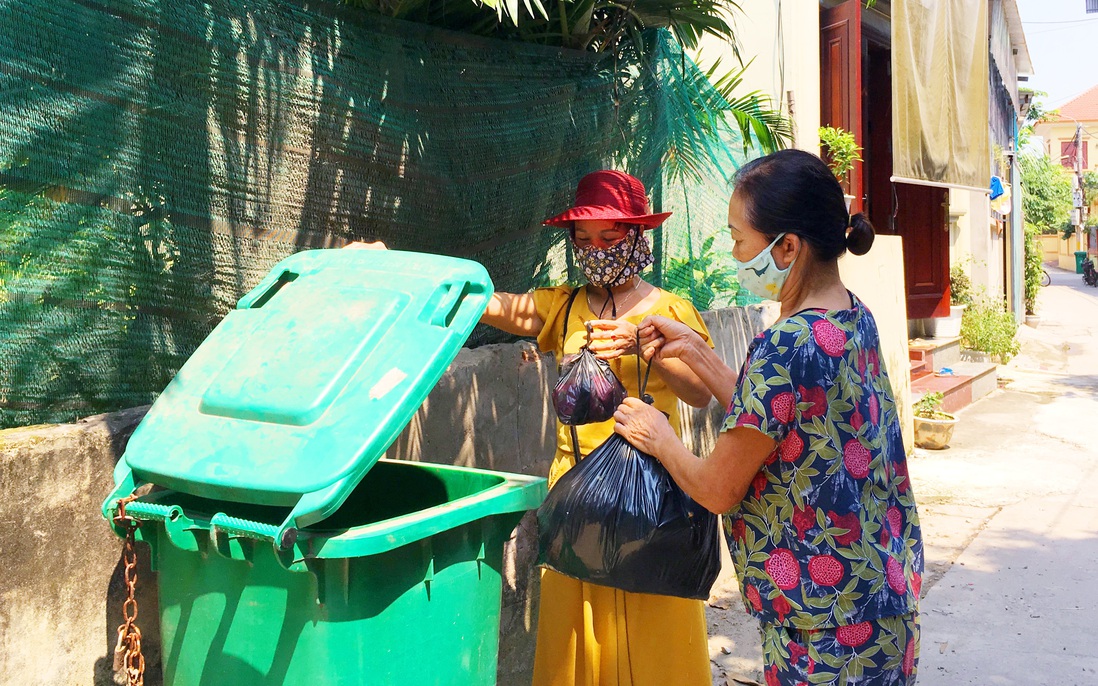 Cả thôn rủ nhau "đồng phục" thùng đựng rác, bảo vệ môi trường